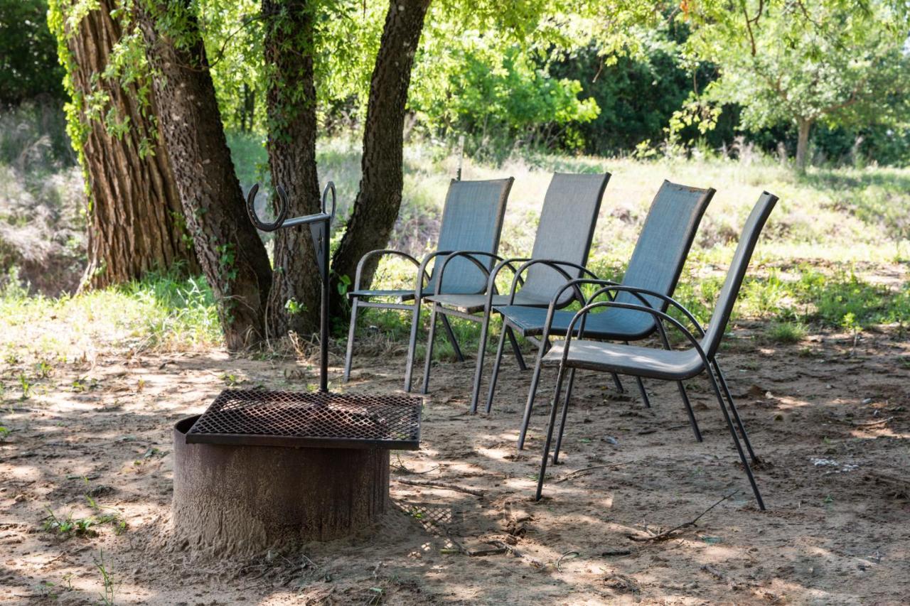 Stay On A 350-Acre Cattle Ranch! Brazos River! Tubing! Petting Zoo! Weatherford Bagian luar foto