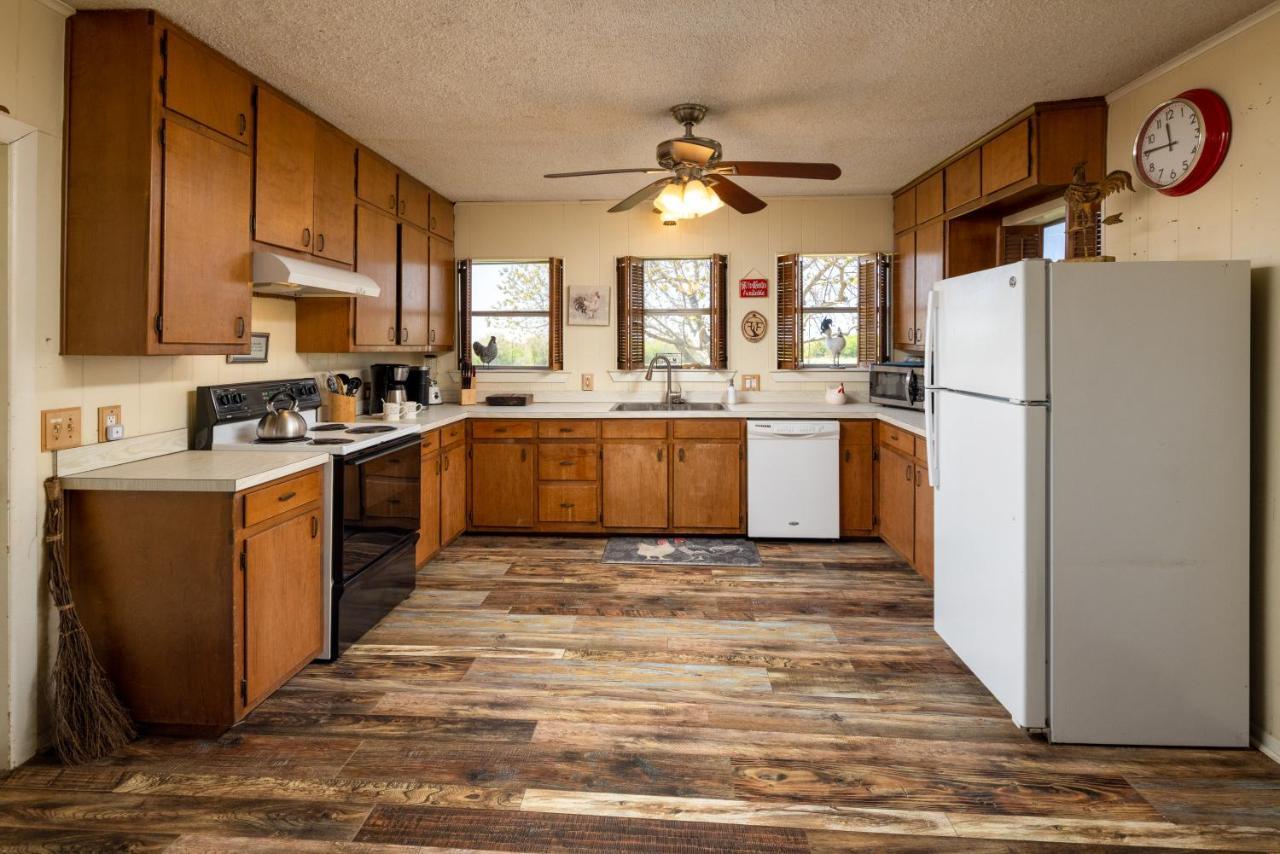 Stay On A 350-Acre Cattle Ranch! Brazos River! Tubing! Petting Zoo! Weatherford Bagian luar foto