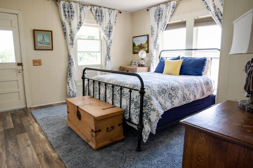 Stay On A 350-Acre Cattle Ranch! Brazos River! Tubing! Petting Zoo! Weatherford Bagian luar foto
